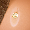 18K MEDALLA ORO AMARILLO VIRGEN MARIA REZANDO MATIZADA 18 MM